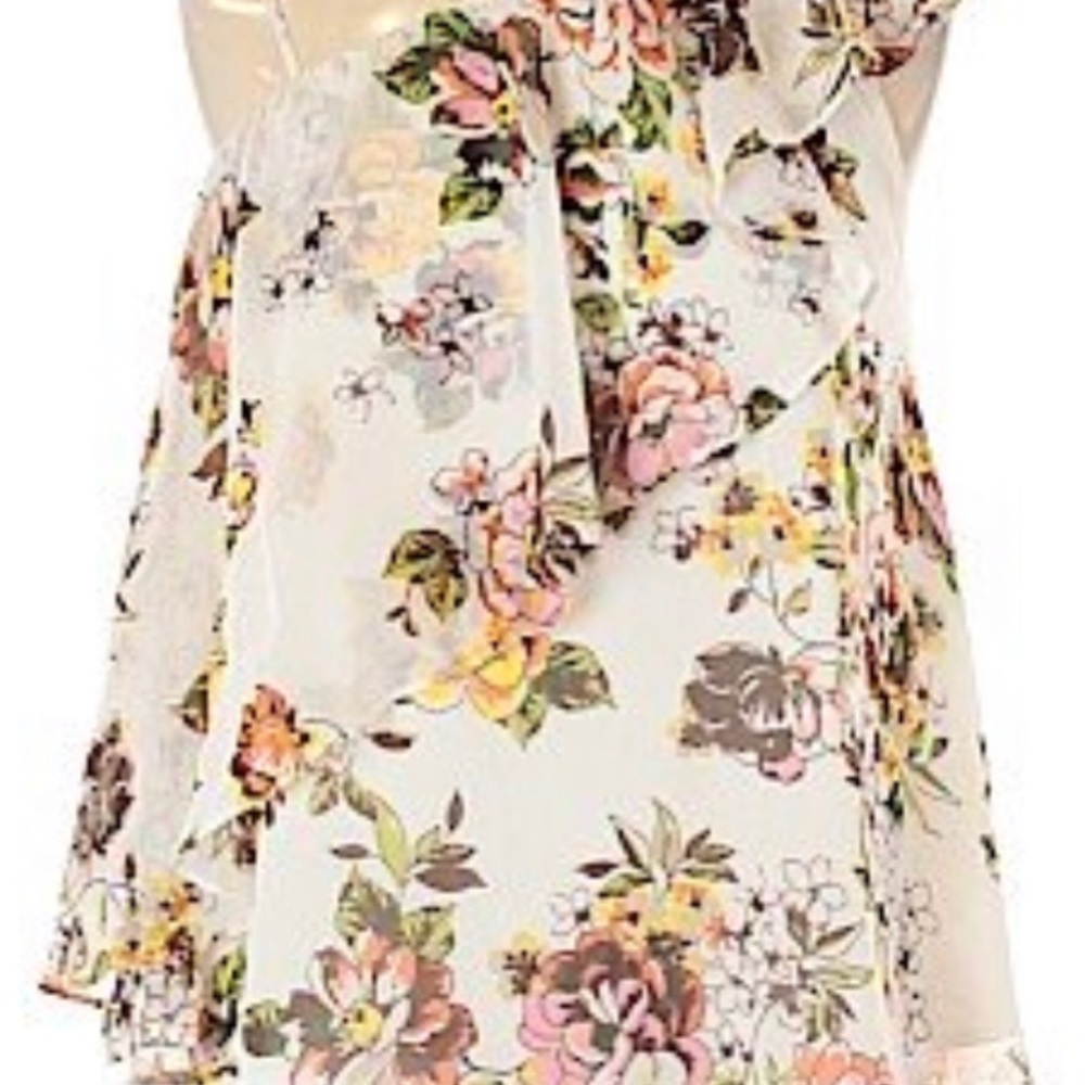GORGEOUS Fun Ruffle Floral Top - Picture 8 of 8